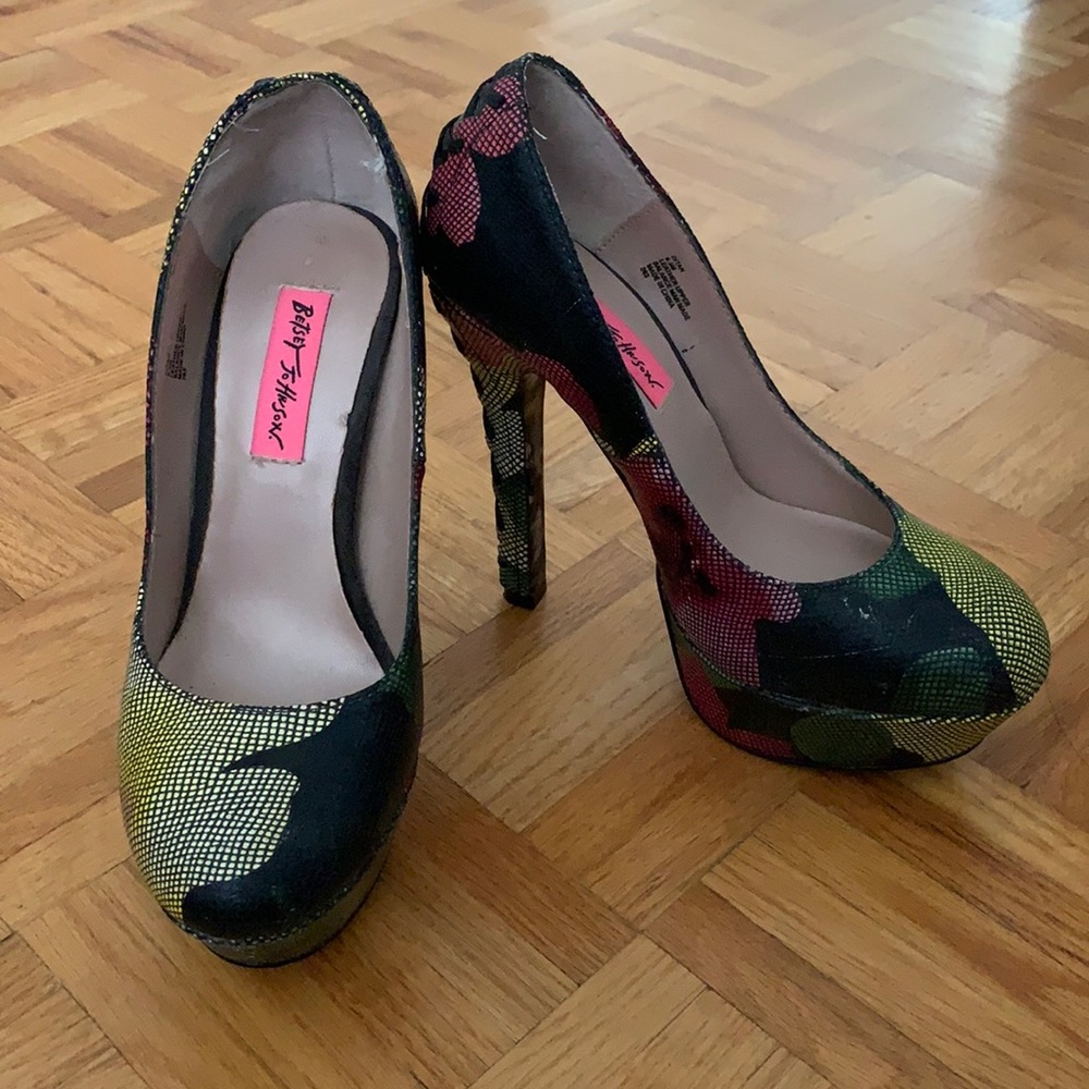 Betsey Johnson platform pumps - never worn